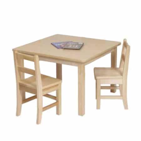 Table carrée et chaises